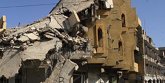 Ein durch Bombenangriffe mit Explosivwaffen zerstörtes Gebäude.