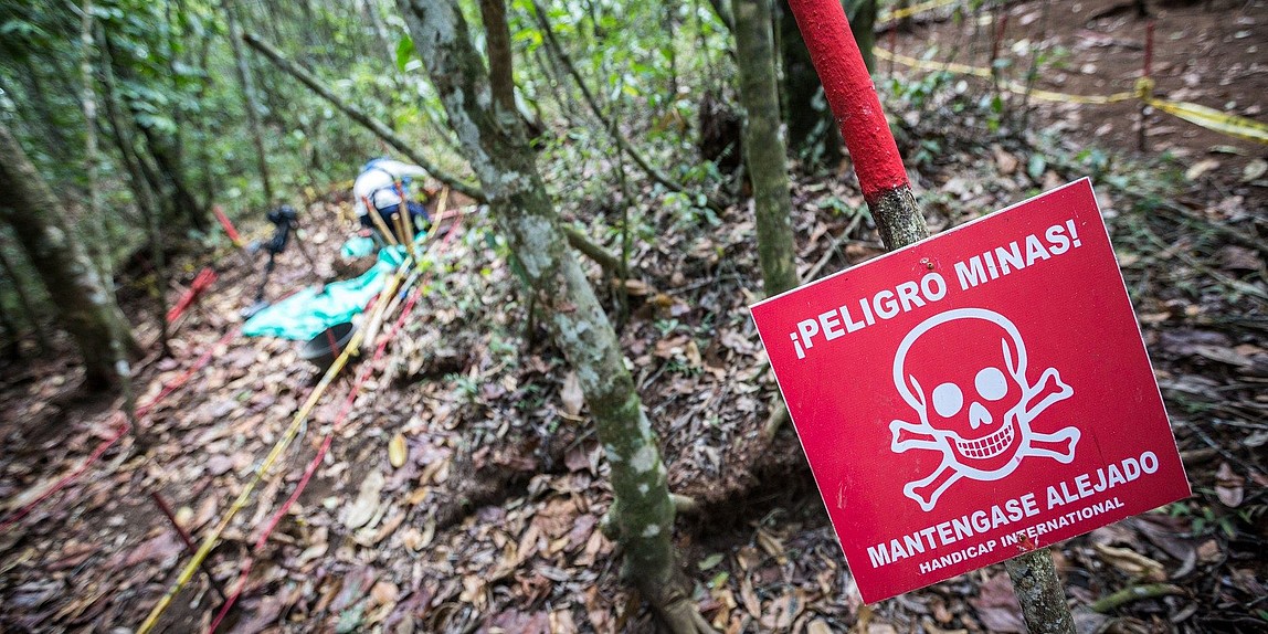Landminen Warnschild in einem Wald in Kolumbien