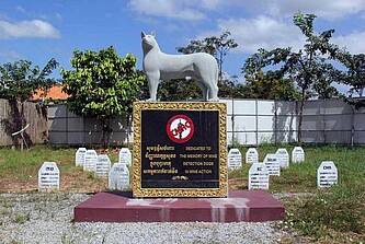 Ein Friedhof für Minensuchhunde mit einer Hundeskulptur