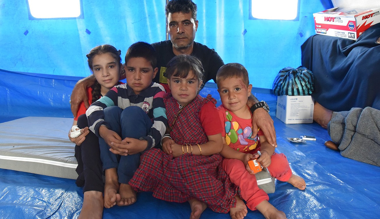 Firas mit seinen überlebenden vier Kindern.