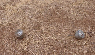 streubomben_sudan Zwei Teile Submunition liegen auf dem Boden verstreut