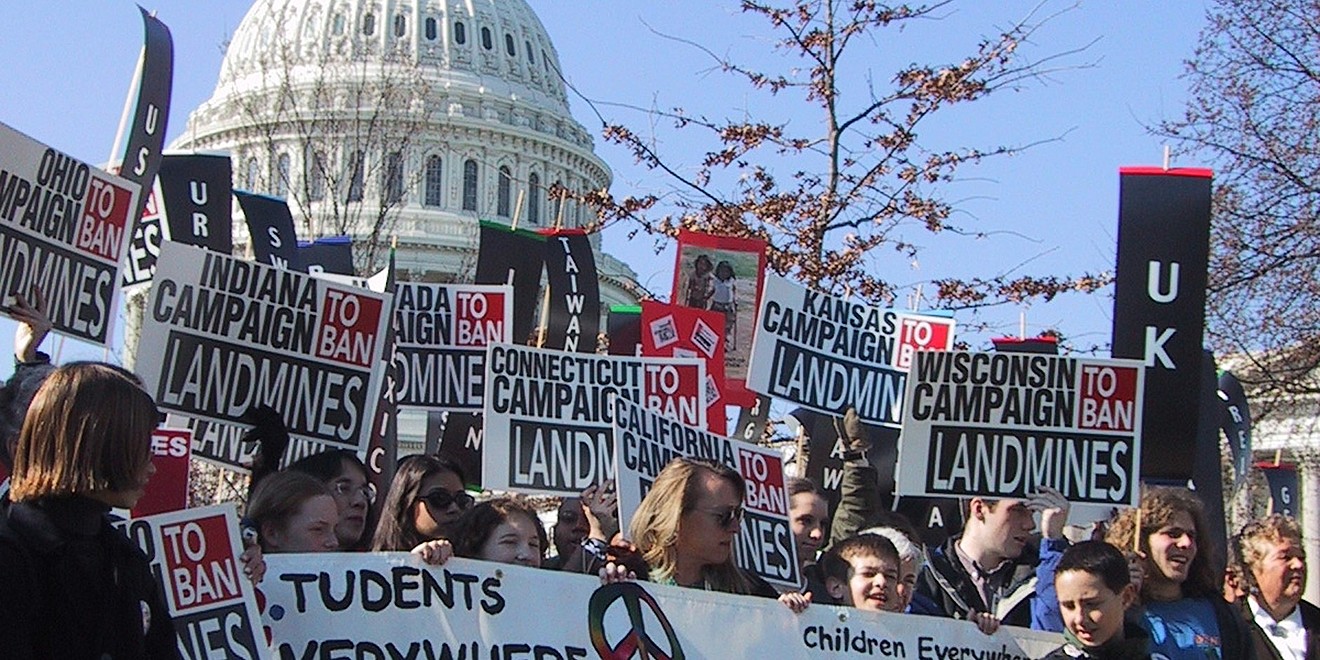 Viele Menschen stehen mit Plakate gegen Landminen vor dem Washingtoner Capitol.