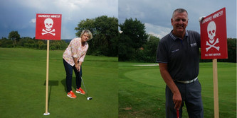 Ein Bild, das aus zwei Bilder besteht. Links eine Frau und rechts ein Mann. Beide halten einen Golfschläger in der Hand. Neben ihnen steht ein Danger Mines Schild