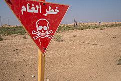 Man sieht ein Schild mit Warnung vor Minen im Minenräumungs-Trainingslager von HI in dem Dorf El Bashir im Irak.