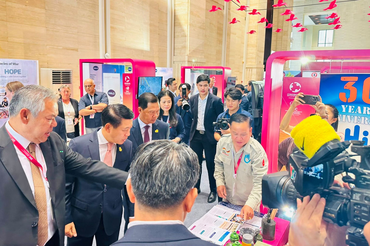 Der Premierminister von Laos zu Besuch am Stand von Handicap International während der Überprüfungskonferenz in Vientiane