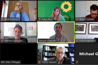 Mehrere Teilnehmende sind per Kachelansicht angeordnet.