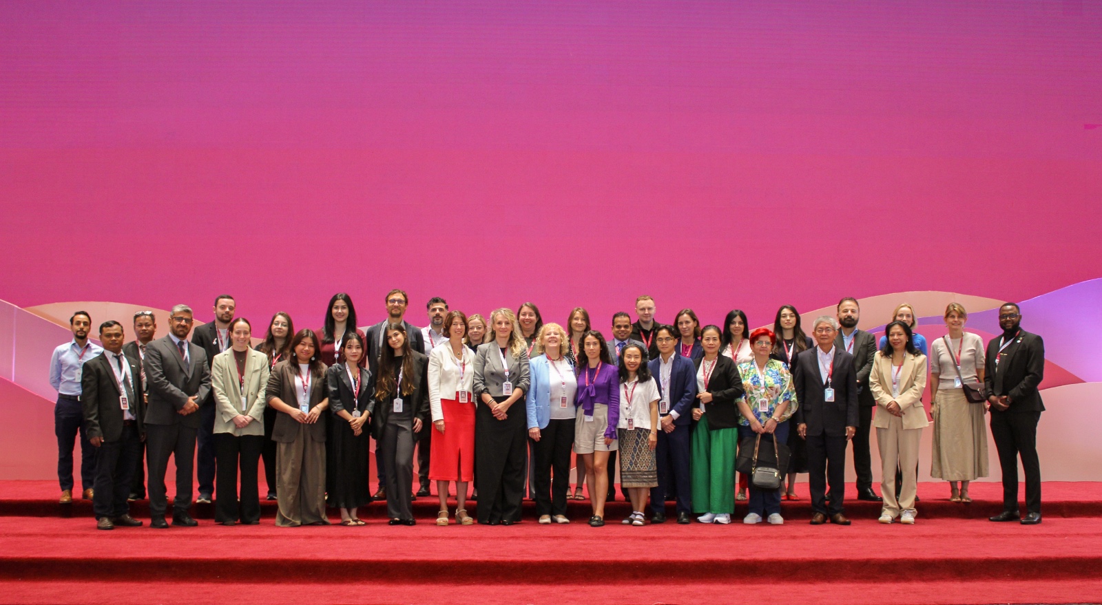 Vertreter*innen der internationalen Kampagne gegen Streumunition einschließlich HI bei der dritten Überprüfungskonferenz der Streubombenkonvention in Vientiane, Laos.