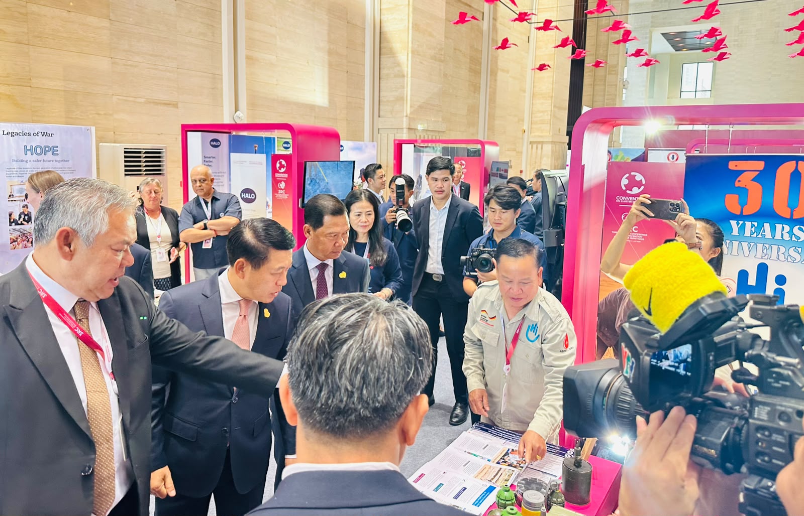 Der Premierminister von Laos zu Besuch am Stand von Handicap International während der dritten Überprüfungskonferenz der Streubombenkonvention in Vientiane.