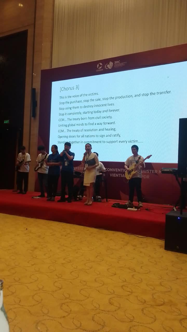 Phongsavath Manitong bei einer Veranstaltung von Überlebenden während der Überprüfungskonferenz in Vientiane